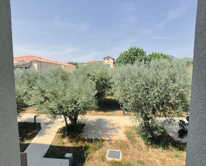 Type Industriel Dans Cadre Provencal Sanary-sur-Mer