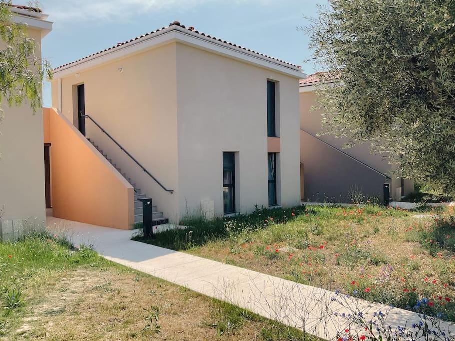 Type Industriel Dans Cadre Provencal